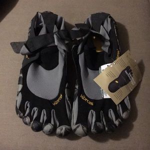 Vibram men’s five finger barefoot technology shoes
